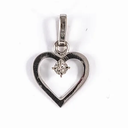 Hänge i 18K vitguld: Genombrutet hjärta med 1 x c:a 0,01ct 8/8 slipad diamant. Det är 12 mm brett, 20 mm långt inkl. ögla och väger 0,7g.