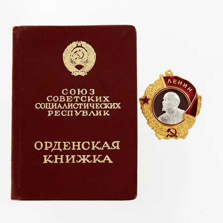 Medalj,  Leninorden, minst 18K guld med detalj i platina och emalj, certifikat, serienr: 215903  Vikt: 32,8 g