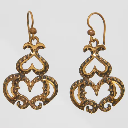 Ett par örhängen, längd ca 52mm, bredd 28,5mm, Jorma Valo, Valo-Koru Finland, brons