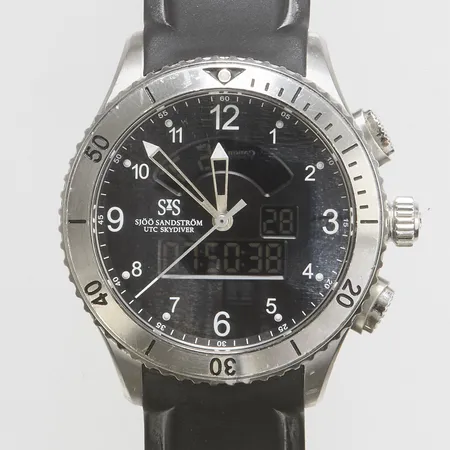 Herrur Sjöö Sandström UTC Skydiver, stål, quartz, 44,2mm, refnr 017357, snr 3286, safirglas, datum, kronograf, gummiband, bygelspänne, manual, certifikat Krons Ur 2015, repig boettring, box, ytterkartong. Vikt: 0 g