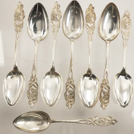 Åtta skedar, längd 15,5-16,5cm, graverade, 813/1000 silver  Vikt: 213,4 g