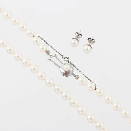 Collier imitationspärlor med silverlås, längd ca 70 cm, pärlornas diameter ca 7 mm, + örhängen paret. Vikt: 0 g