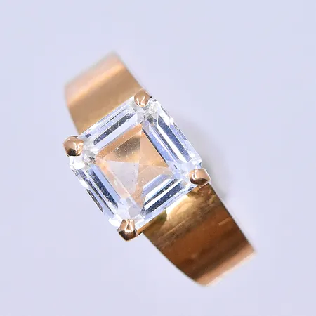 Ring med vit sten, stl 17¾, bredd 3-7 mm, 18K. Vikt: 4,2 g