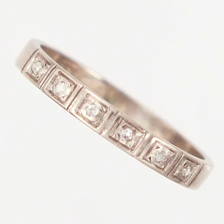 Ring, vitguld, Ø17½, åttkantslipade diamanter 6 x 0,01ct, bredd 2,8mm, i behov av omrodinering, 18K Vikt: 2,6 g