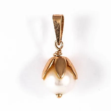 Hänge i 18K guld med odlad vit pärla Ø 6,5 mm. Det är 7,5 mm brett, 17,5 mm långt inkl. ögla och väger 0,8g. (Guldfynd)