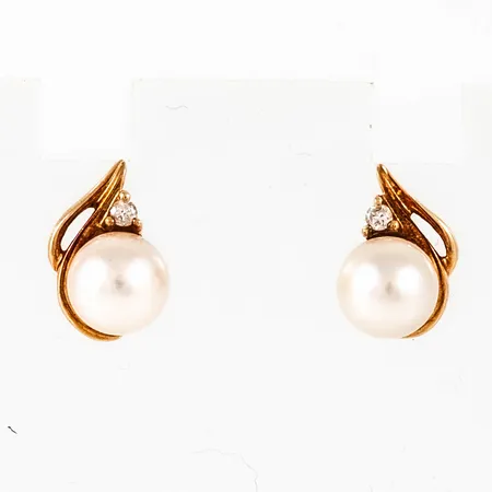 Örhängen i 18K guld med odlade pärlor Ø 6 mm och 2 x c:a 0,015ct briljantslipade diamanter. De är 7,5 x 11 mm och väger 2,6g. 