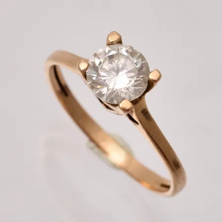 Ring i 18K guld, stl 16, bredd 1,8-5,7mm, 1st vit sten, mått Ø5,7mm, vikt 2,06g.