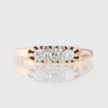 Ring med diamanter ca 1x0,08ct och ca 2x0,05ct, storlek 15 ¾ mm, bredd 1.2-3.9 mm, 18k. Vikt: 2,2 g