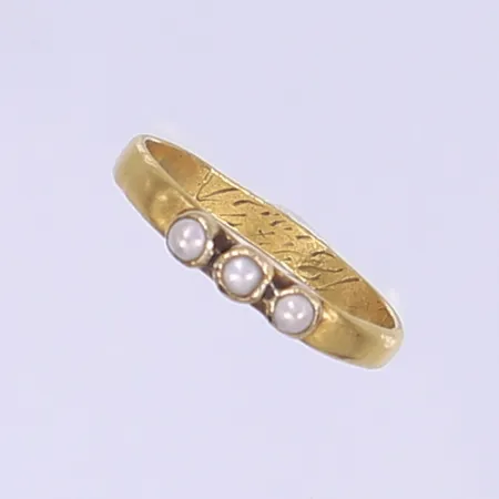 Ring med pärlor, stl 16½, bredd 2-3mm, svenska stämplar 1831, gravyr, ojämn skena, 23K  Vikt: 2,2 g