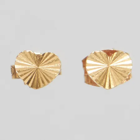 Ett par örhängen hjärtan, ca 5x4mm, omaka snurrebussar, 18K Vikt: 0,6 g