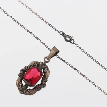 Kedja 46cm med hänge stor röd sten, silver  Vikt: 5,4 g