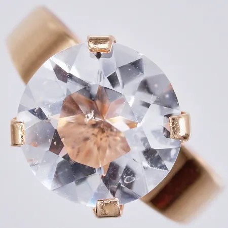 Ring med vit sten, BeH, stl: 17½, bredd: ca 2-5mm, 18K Vikt: 2,6 g