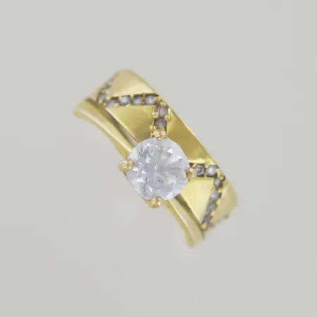 Ring med stenar, Ø 16 mm, bredd 3,3 mm, ojämn skena, 21K Vikt: 2,4 g