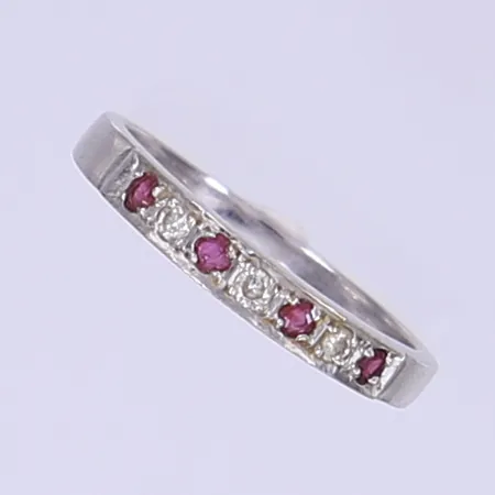 Ring med röda stenar samt diamanter totalt 3xca 0,01ct, stl 17¾, bredd 2-3mm, vitguld, 18K  Vikt: 2,9 g
