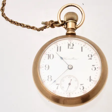 Fickur Hamiton, Ø55mm, doublé, verk-nr 610355, boett-nr 5307061, monogram på bakboett, kedja i metall.