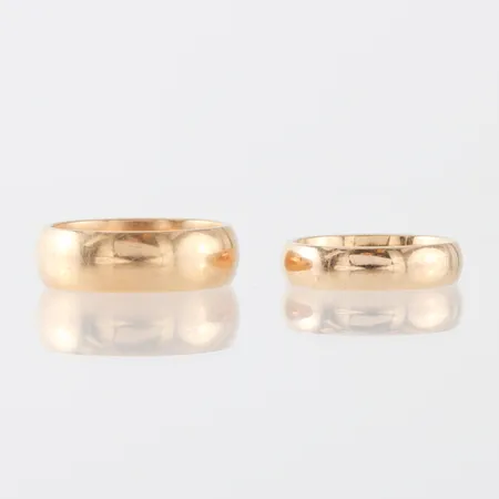 Ringar 2 st släta med gravyrer, storlek 17 ¼ mm och 19 ¼ mm, bredd 4.9 mm och 6.9 mm, Flemming Uziel, 18k. Vikt: 17,9 g