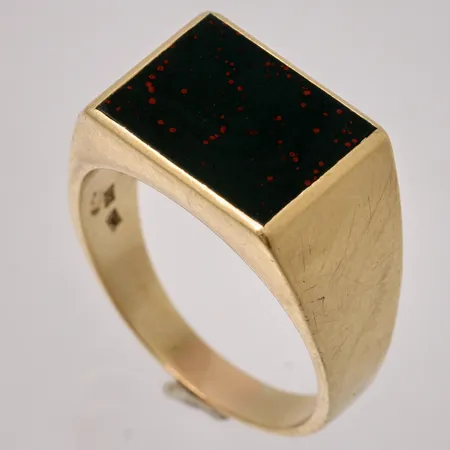 Klackring i 14K guld, stl21½, bredd 3,6-11,7mm, 1st Blodsten, mått 11x14mm, bruttovikt 11,32, ca nettovikt 8,9g.