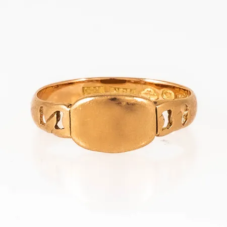 Ring i 18K guld. Den är 4,5 - 8,9 mm bred, är i storlek 21¾ och väger 5,0g. Kattfot.