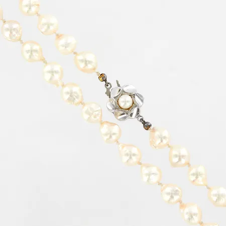 Pärlcollier, barocka, varierande storlek Ø7,5-7,8mm, 73cm, behov av omträdning, lås i silver 835/1000 Vikt: 0 g