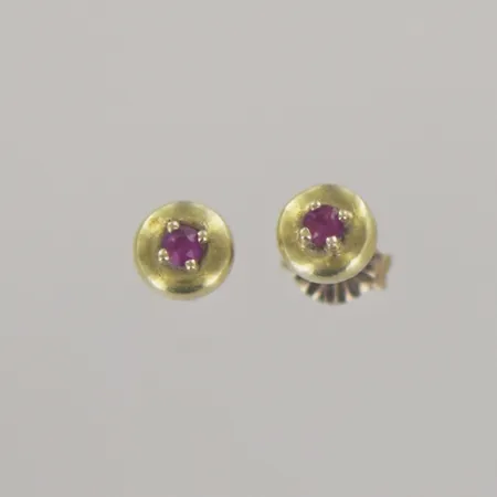 Ett par örhängen med sten,18K Vikt: 0,7 g