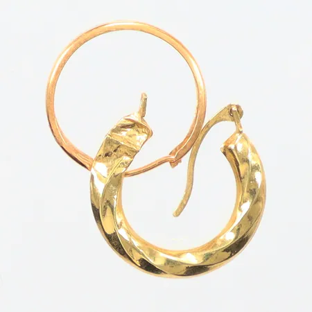 Två udda örhängen, creoler 17,4mm, 16,5mm, defekta, 18K Vikt: 0,7 g