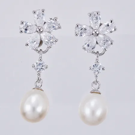 Ett par örhängen med vita stenar/plastpärla, längd: ca 3cm, bredd: ca 3-10mm, 925/1000, silver Vikt: 4,5 g