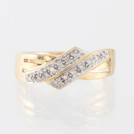 Ring med små diamanter, Guldfynd AB, storlek 19 mm, bredd 2.6-9 mm,18k. Vikt: 4,6 g