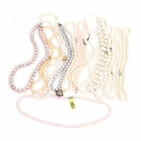 Pärlcollier, 13st, odlade pärlor, diverse färger samt storlekar, metall- samt silverlås. 