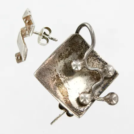 Två udda örhängen, defekt, silver 925/1000 Vikt: 8,4 g