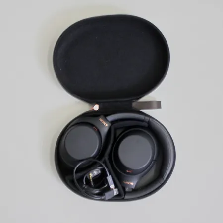 Hörlurar, Sony WH-1000XM4, trådlösa, svart, noice canceling, USB-C-kabel, kontaktadapter för flygplan, manual, fodral. Skickas med postpaket.