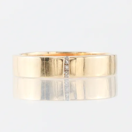 Ring med små diamanter, Guldfynd AB, storlek 17 mm, bredd 4 mm,18k. Vikt: 4,4 g
