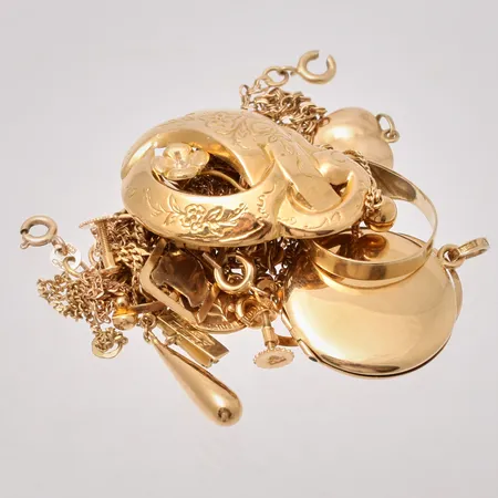 Diverse defekt guld, 18K, vikt 33,81g.