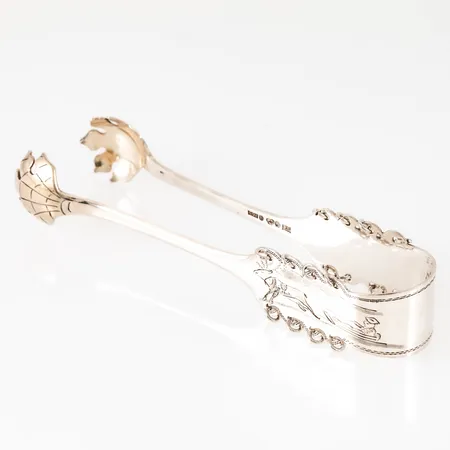 Sockertång i silver med handgraverat samemotiv. Den är 10 cm lång och väger 17,4g. Från CO Persson i Haparanda.