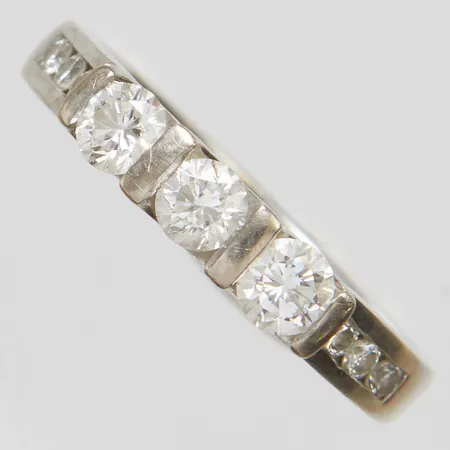 Ring, briljantslipade diamanter 3 x ca 0,16ct + 6 x ca 0,02ct, stl 16¼, bredd 3-3,5mm, gravyr, vitguld, 18K Vikt: 4 g