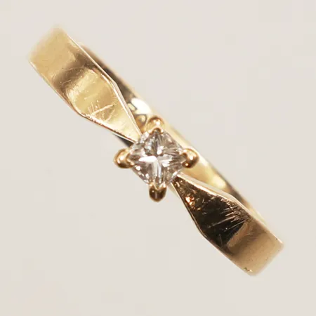 Ring prinsesslipad diamant 0,30ct enligt gravyr, stl 19, bredd 4,4mm, gravyr, 18K  Vikt: 5,8 g