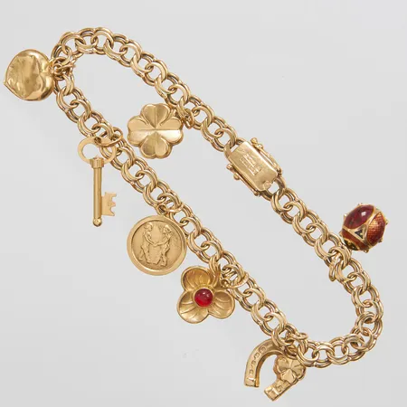 Armband Bismarck, sju berlocker, längd ca 18,5cm, bredd 5,5-23mm, bruksslitage, skadade berlocker, 18K Vikt: 14,3 g