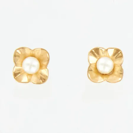 Ett par örhängen med pärlor Ø4mm, 19x11mm, 18K Vikt: 1,5 g