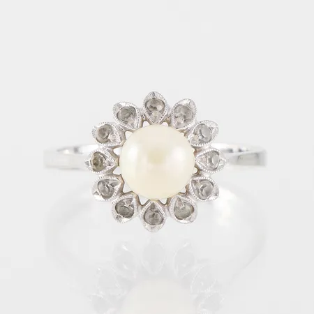 Ring med pärla och små syntetiska stenar, storlek 18 mm, bredd 2.7-12.6 mm, 18k. Vikt: 4,4 g