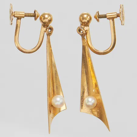 Ett par örhängen, odlade sötvattenpärlor, längd ca 33mm, bredd 7mm, skruvclips, 18K Vikt: 2,8 g