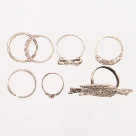 Sju ringar i olika utföranden samt storlekar, silver 830-925/1000 Vikt: 23,2 g