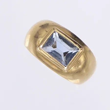 Ring med blå sten, stl 16¾, bredd 4-10mm, smärre slitage, ostämplad, 18K  Vikt: 3,6 g