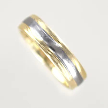 Ring Schalins, Ø 17 mm, bredd 5 mm, graverad, 18K Vikt: 5,2 g