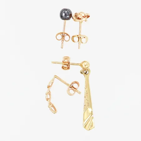 Fyra udda örhängen med stopp, längsta: 25mm, 18K Vikt: 1,9 g