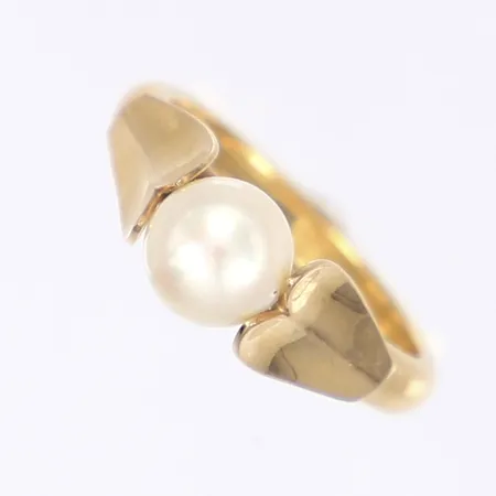 Ring med pärla, stl 17¾, bredd 3-7mm, gravyr, repig, 18K Bruttovikt: 6,7g