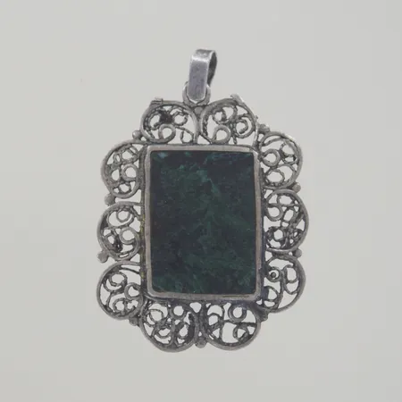 Hänge med sten, längd 3,8 cm, bredd 2,5 cm, silver Vikt: 4,5 g