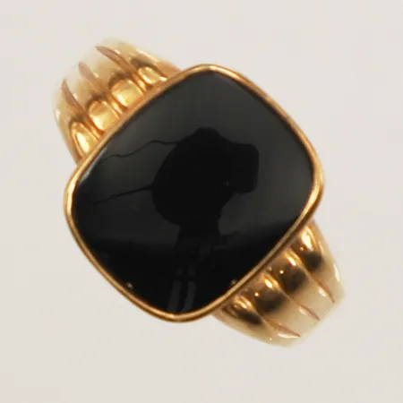 Klackring onyxplatta, stl 21½, bredd 14,5mm, 18K Vikt: 4,7 g