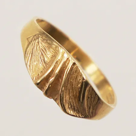 Ring, stl 17, bredd 2-7mm, Sävsjö Guldsmeds AB, gravyr, 18K  Vikt: 2,3 g