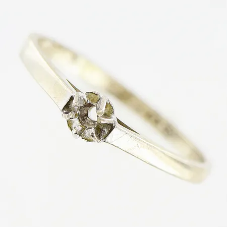 Ring, vitguld, defekt, 18K.  Vikt: 1,6 g