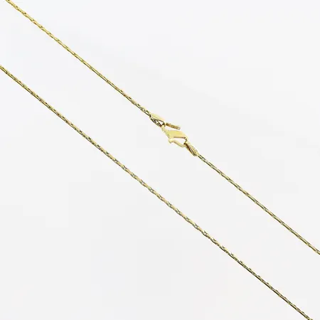 Kedja, 49cm, bredd 1mm, halvstel, S-lås, skevheter, 22K. Vikt: 5 g