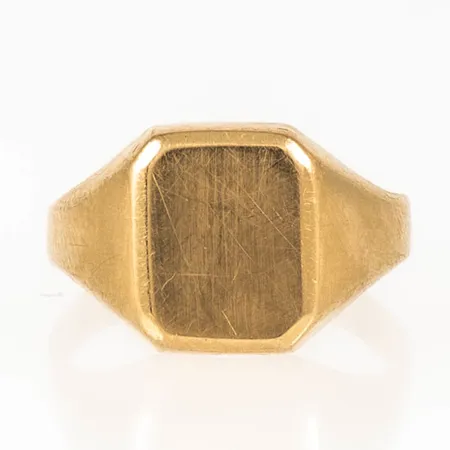 Klackring i 18K guld. Den är i storlek 18½, är 3 - 12,5 mm bred och väger 3,0g. Stämplad GHA, 750. Bruksslitage. Något skev skena. 